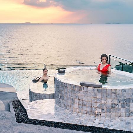 Bayphere Hotel Pattaya Jc Na Chom Thian Εξωτερικό φωτογραφία A hot tub at a resort