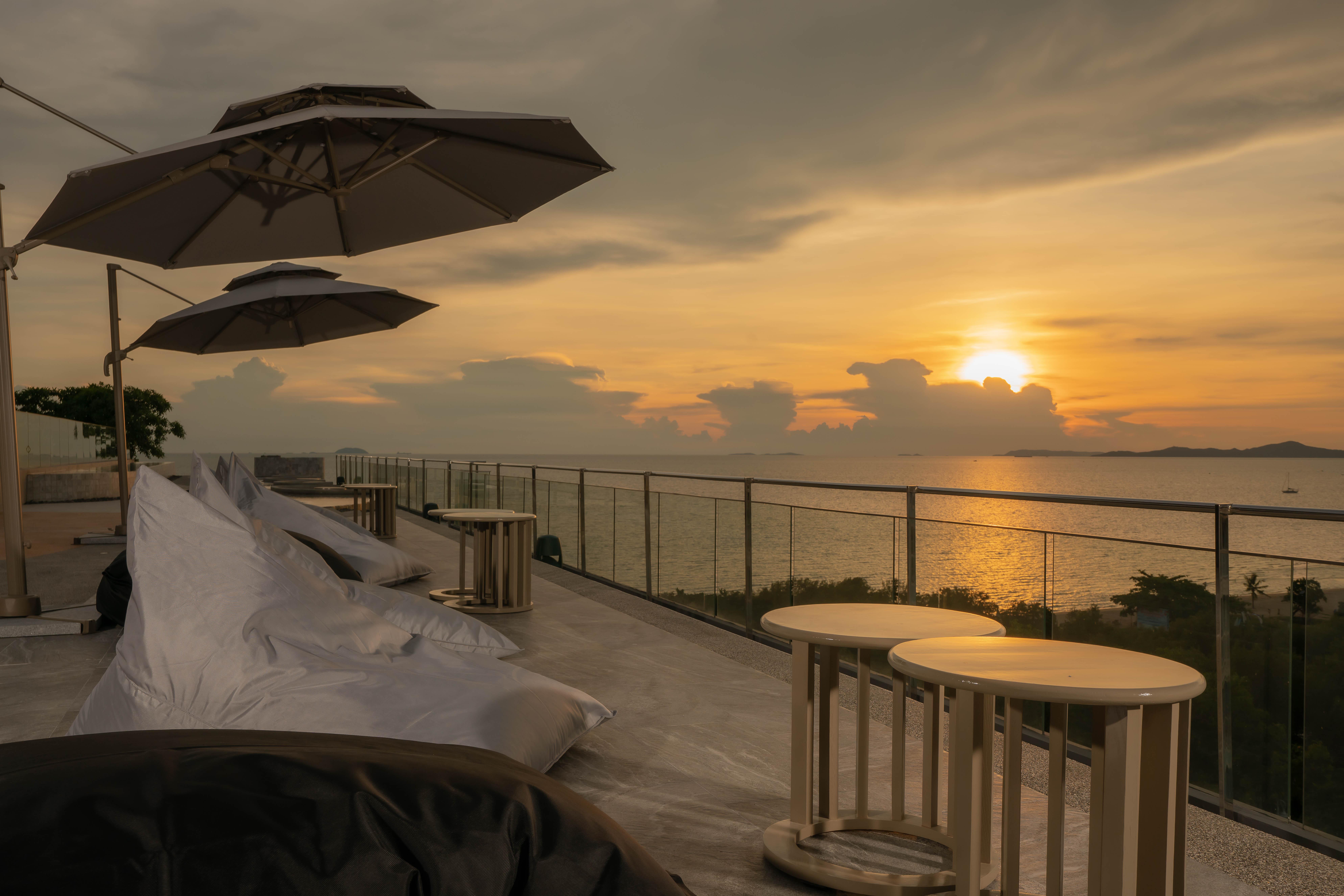 Bayphere Hotel Pattaya Jc Na Chom Thian Εξωτερικό φωτογραφία Sunset at the rooftop bar