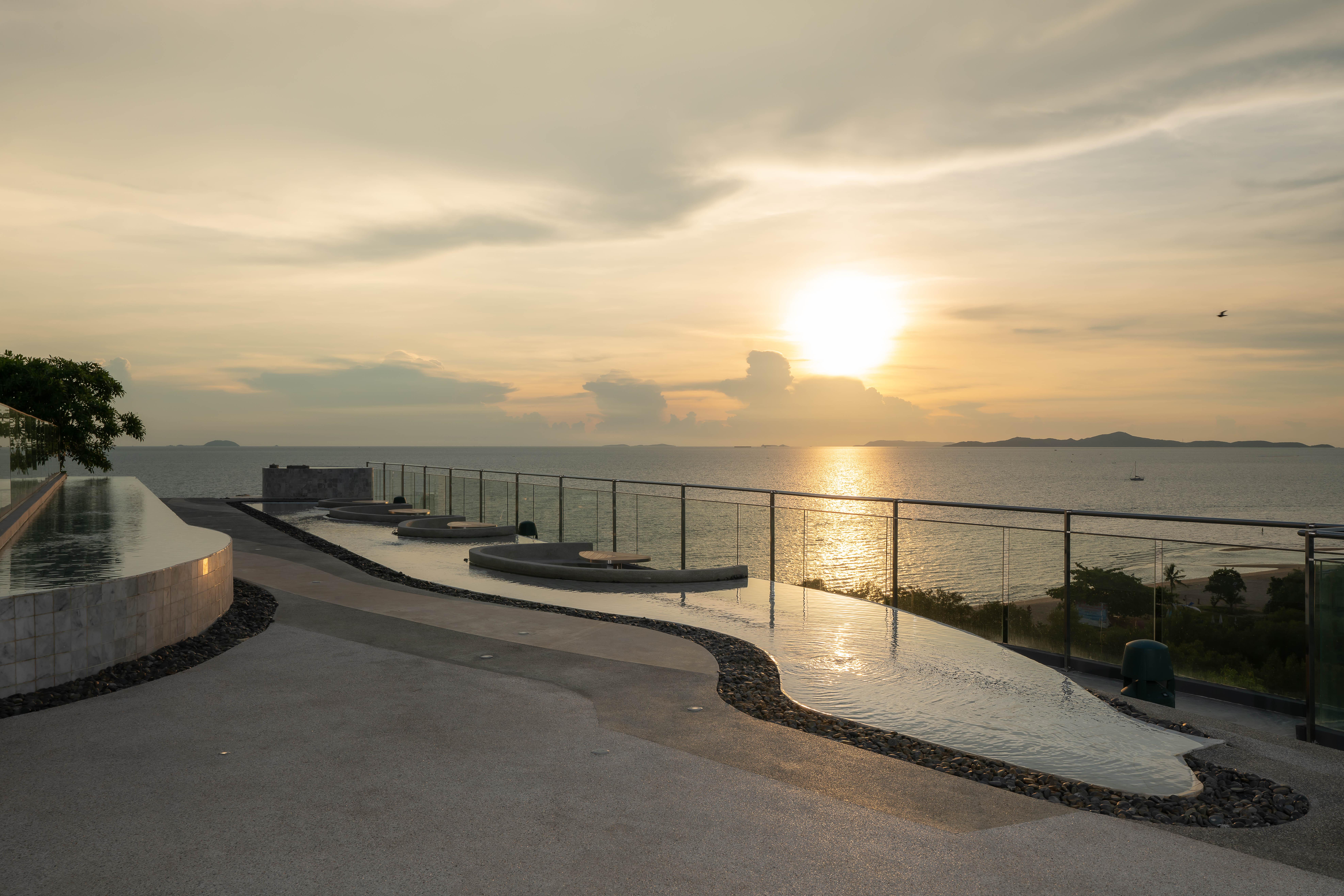 Bayphere Hotel Pattaya Jc Na Chom Thian Εξωτερικό φωτογραφία Sunset at the viewing platform