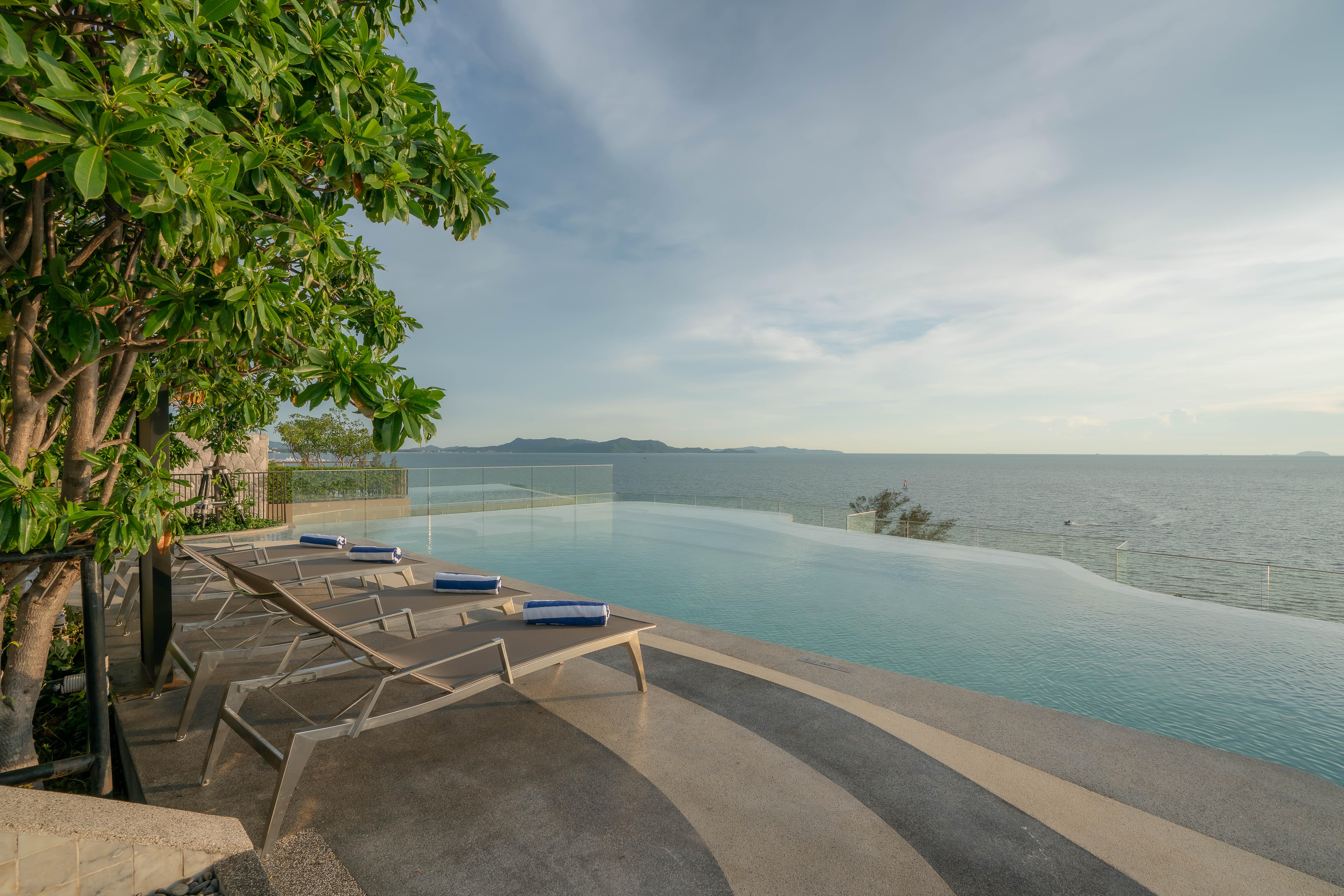 Bayphere Hotel Pattaya Jc Na Chom Thian Εξωτερικό φωτογραφία Infinity pool at the hotel