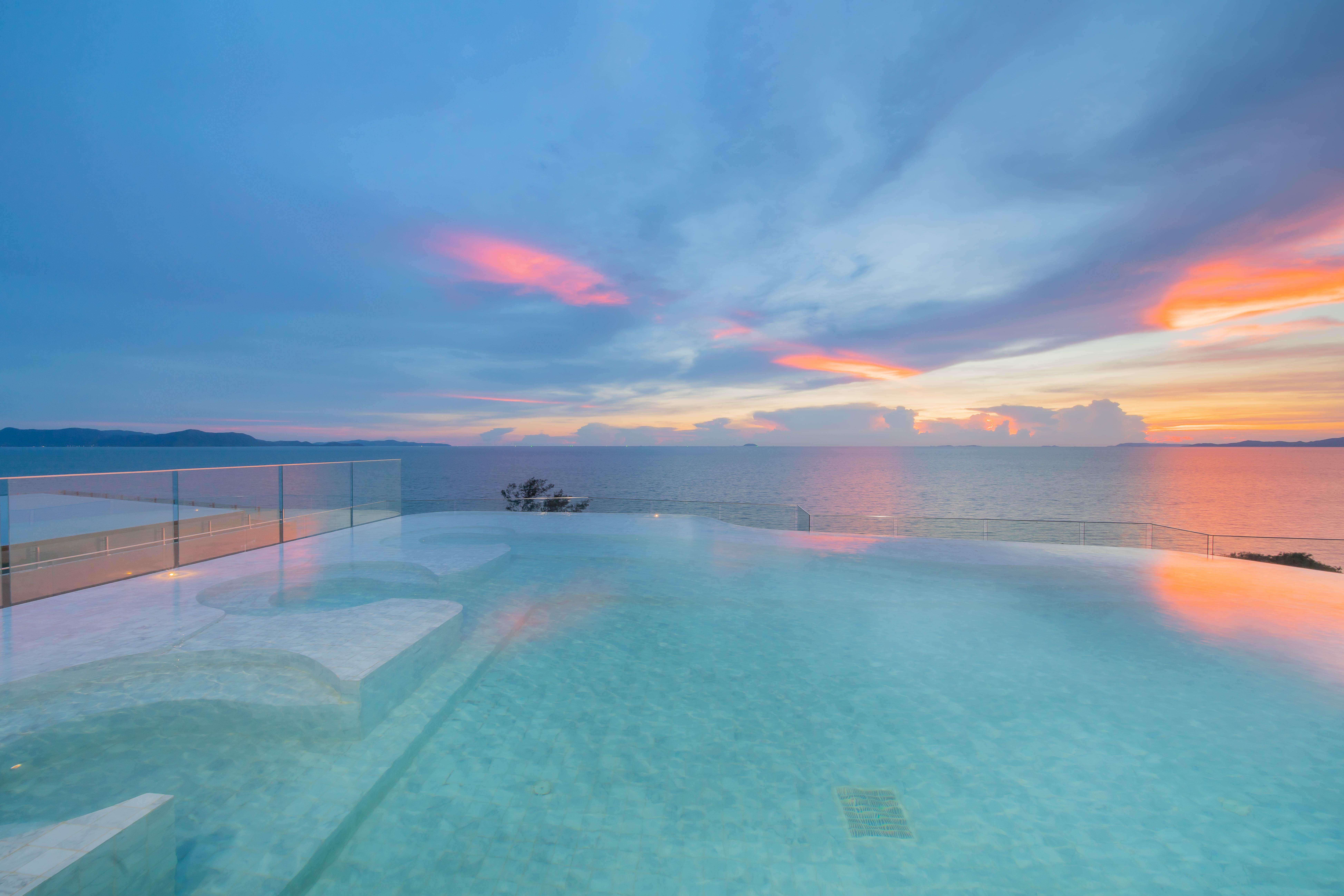 Bayphere Hotel Pattaya Jc Na Chom Thian Εξωτερικό φωτογραφία Sunset at the rooftop pool